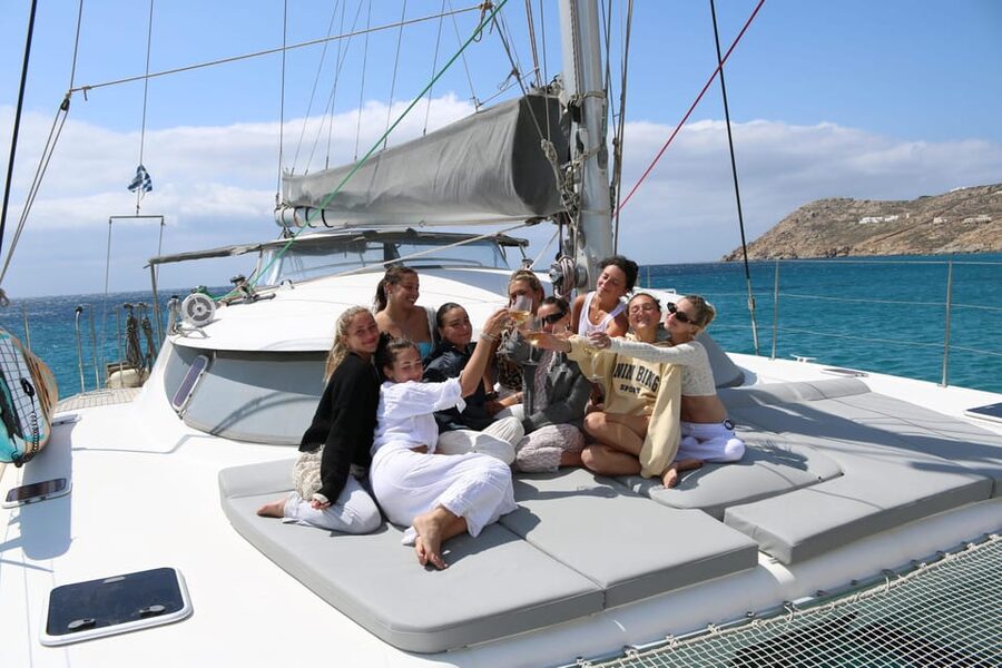 Heraklion: Dia Island Luxury Catamaran Cruise with Meal - An hour across the Cretan Sea