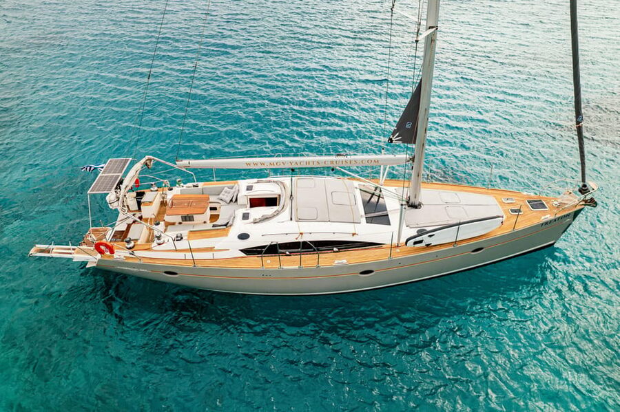Heraklion: Dia Island Luxury Sailing Trip with Meal & Drinks - Sailing North from Heraklion’s Venetian Port