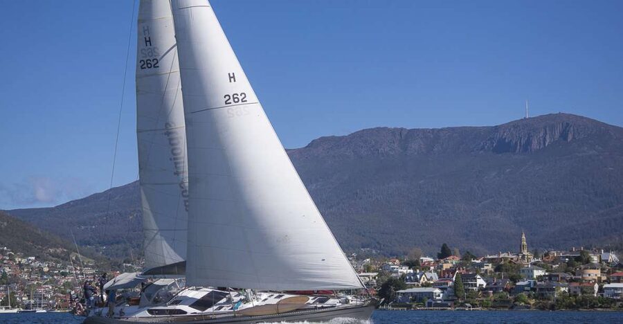 Hobart: Luxury Yacht Scenic Sailing Tour with Snacks - Mount Wellington and Hobart from the water