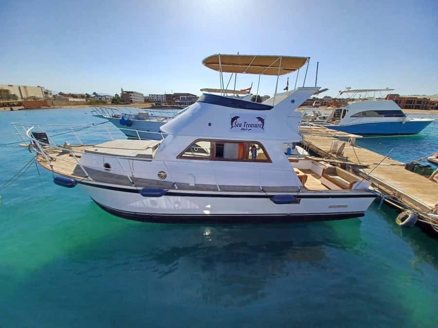 Hurghada: Elegance Yacht Cruise To Orange bay Island W lunch - The crew and the feel onboard