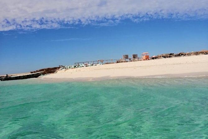 Hurghada: Magawish Island and Reefs Snorkeling Yacht Cruise - Lunch with fruit on the yacht