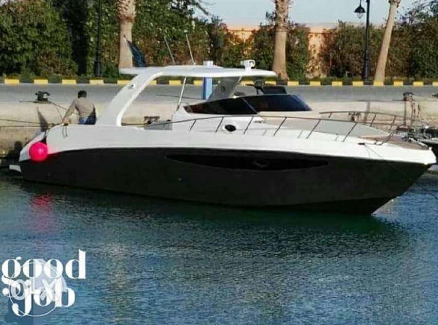 Hurghada: Private Dinner and Sunset Yacht Cruise - Boarding the Yacht and Choosing Your Pace