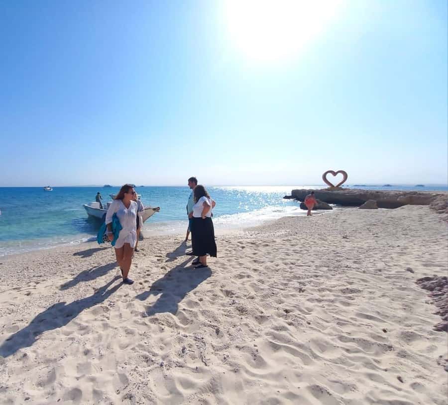 Hurghada: Yacht trip To Magawish island w Snorkeling & Lunch - The 30-minute dolphin search