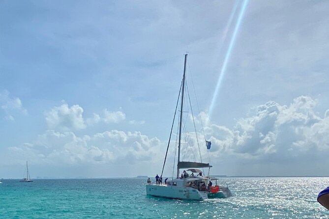 Isla Mujeres on luxury catamaran with snorkel, open bar and lunch - Quick takeaways