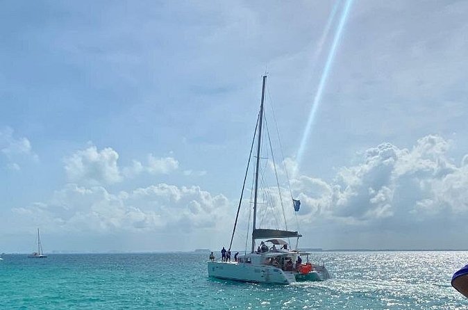 Isla Mujeres on luxury catamaran with snorkel, open bar and lunch - How the price compares with the experience