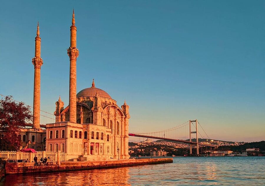 Istanbul: Bosphorus Cruise by Luxury Yacht - Ortaköy Mosque and the old Bosphorus Bridge