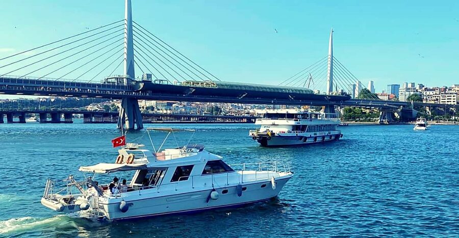 İstanbul: Bosphorus Private Yacht Cruise with Tea and Coffee - Seeing Istanbul from the Bosphorus