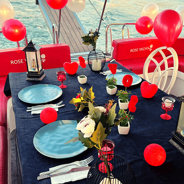 İstanbul: Bosphorus Private Yacht Cruise with Tea and Coffee - Dolmabahçe Palace and Çırağan Palace from the water