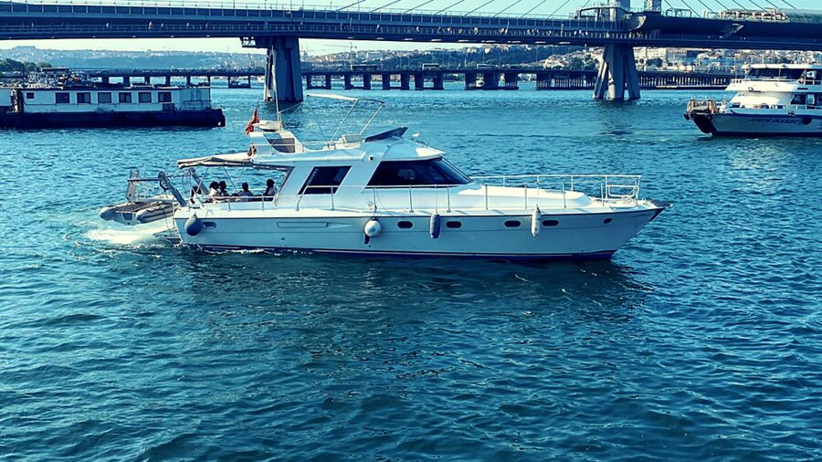 İstanbul: Bosphorus Private Yacht Cruise with Tea and Coffee - Tea, coffee, and your own picnic