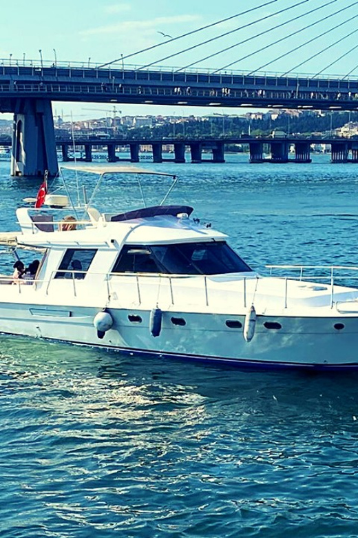 İstanbul: Bosphorus Private Yacht Cruise with Tea and Coffee - From Galata Bridge toward the city’s waterfront palaces