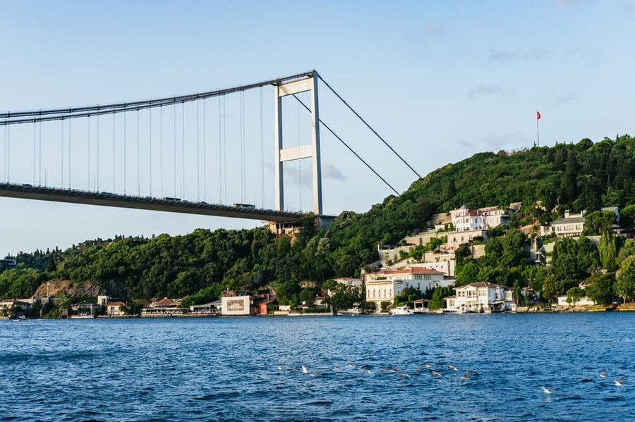 Istanbul: Bosphorus Sunset Cruise on a Luxury Yacht - Food, service, and the feel onboard