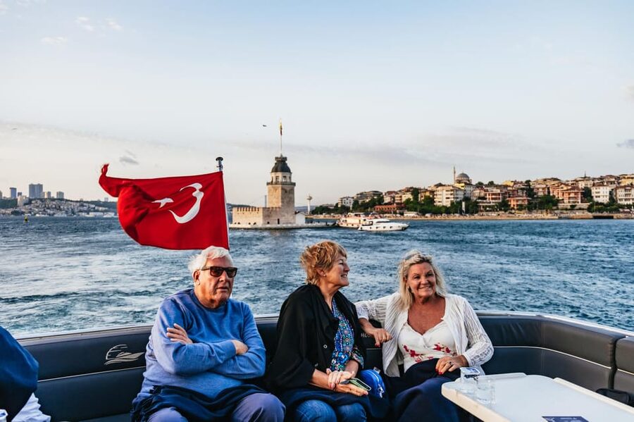 Istanbul: Bosphorus Sunset Cruise on a Luxury Yacht - Anadolu Hisarı and Küçüksu Palace