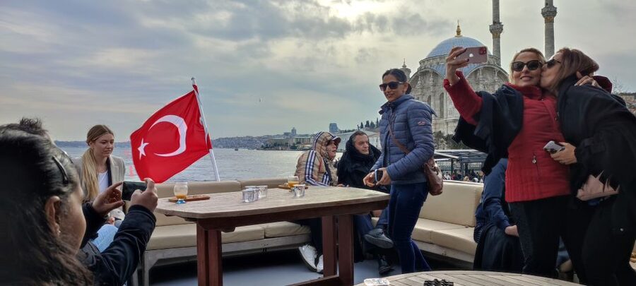 Istanbul: Bosphorus Sunset Cruise on Yacht with Live Guide - Rumeli Fortress and the Fatih Sultan Mehmet Bridge
