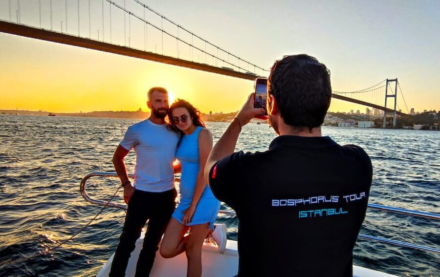 Istanbul: Bosphorus Sunset Yacht Cruise with Live Guide - From Dolmabahçe Palace to Ortaköy