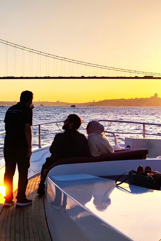Istanbul: Bosphorus Sunset Yacht Cruise with Live Guide - Commentary, music, and time for photos