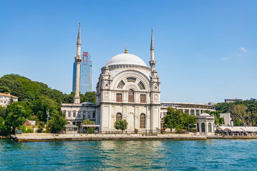 Istanbul: Bosphorus Yacht Cruise with Stopover on Asian Side - Dolmabahce Palace and the European shore
