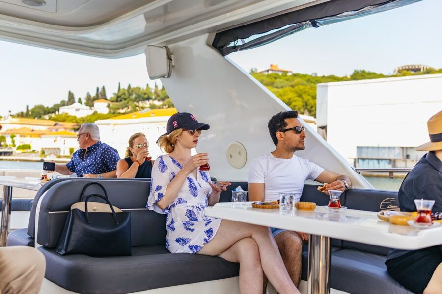 Istanbul: Bosphorus Yacht Cruise with Stopover on Asian Side - Rumeli Fortress and the second bridge
