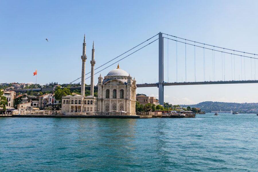 Istanbul: Bosphorus Yacht Cruise with Stopover on Asian Side - Anatolian Fortress, Beylerbeyi, and Uskudar