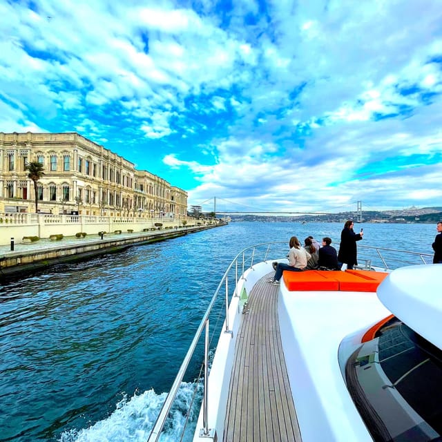 Istanbul: Daytime Bosphorus Yacht Cruise with Fruit & Snacks - How useful is the audio guide?