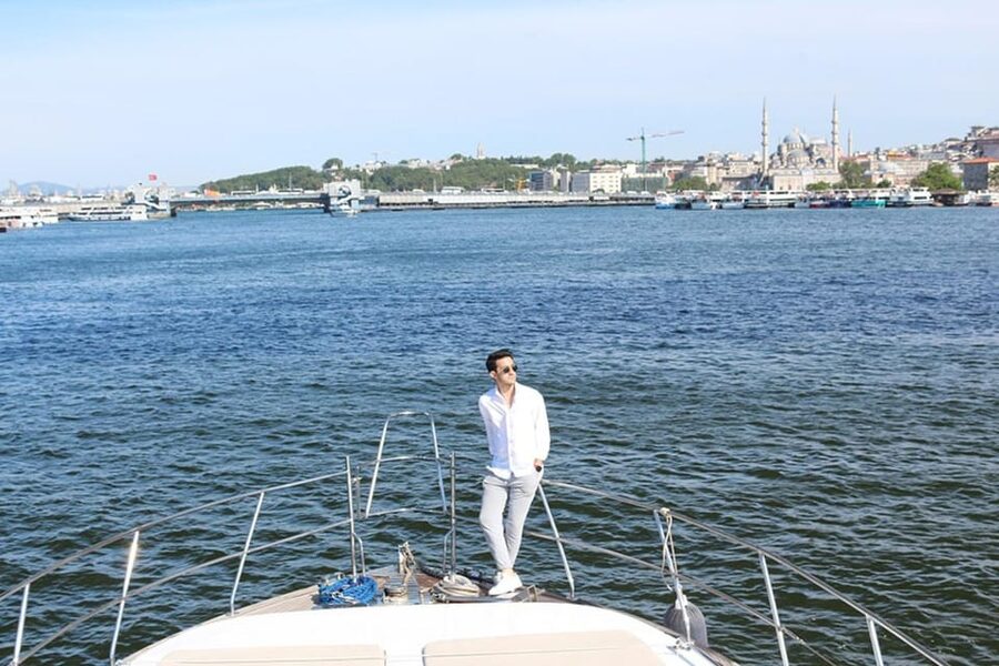 Istanbul: Luxury Yacht Tour at Sunset w Snacks - Meeting at Kabatas and getting aboard