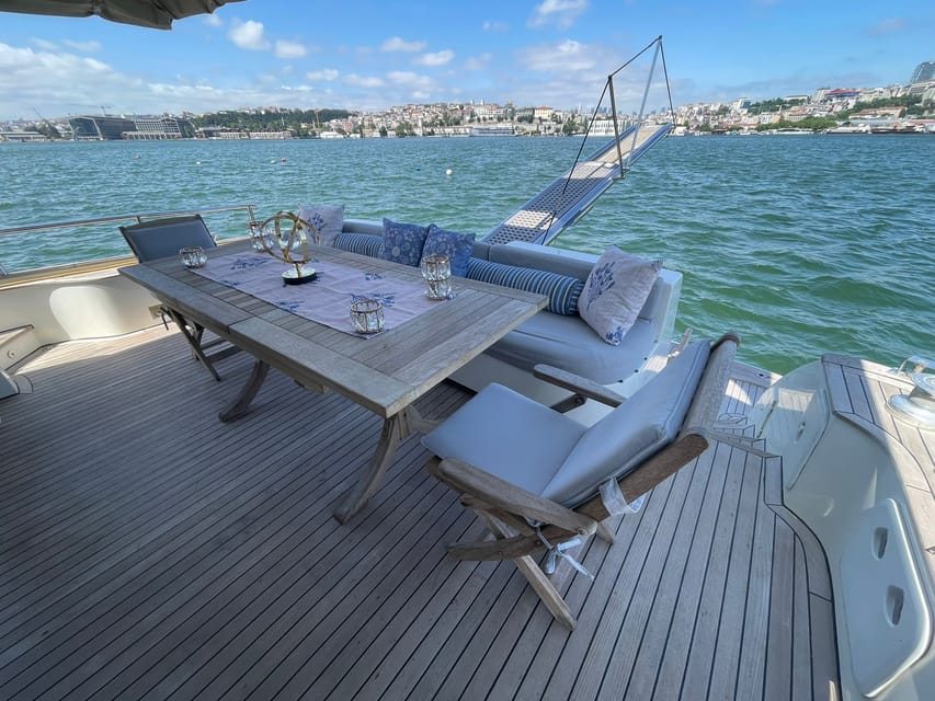 İstanbul: Private Bosphorus Tour On Luxury Yacht Pre#2 - Dolmabahçe Palace and Çırağan Palace from the water