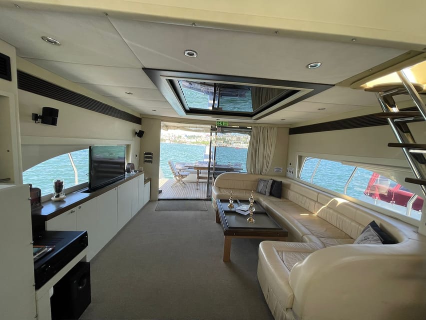 İstanbul: Private Bosphorus Tour On Luxury Yacht Pre#2 - Ortaköy and the Bosphorus Bridge
