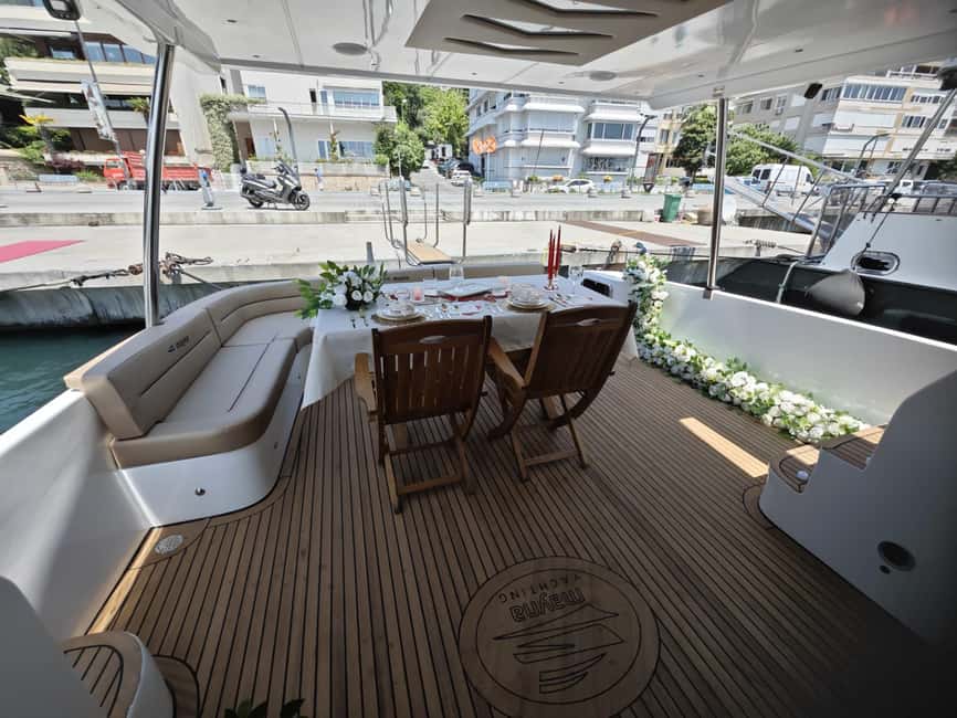 Istanbul: Private Bosphorus Yacht with Tour Guide and Snacks - Sunset, night, or daytime?