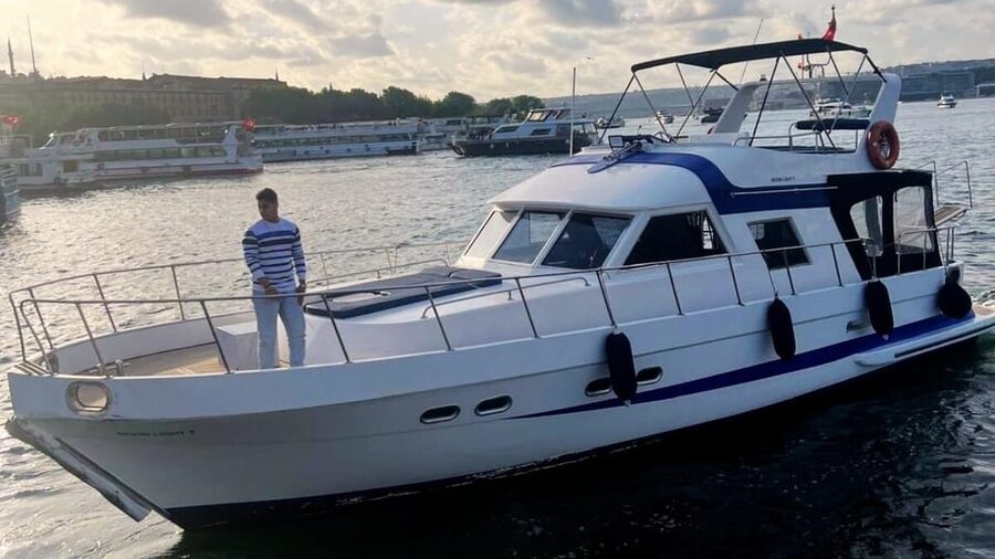 İstanbul:Private Luxury Yacht on Bosphorus 14 Meter(46 feet) - Starting at Ayvansaray and getting settled