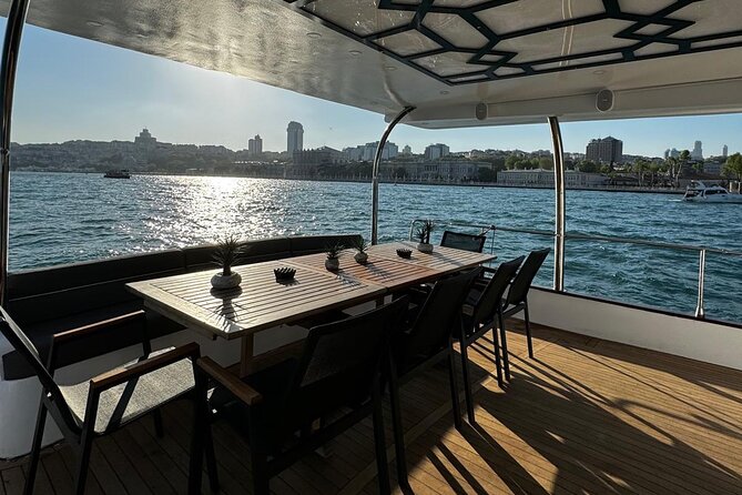 Istanbul Private Luxury Yacht on Bosphorus 25 Meter 82 Feet - Key points at a glance