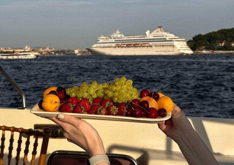 Istanbul: Small-Group Luxury Yacht Sunset Cruise w/ Snacks - Dolmabahçe and Çırağan Palaces from the water