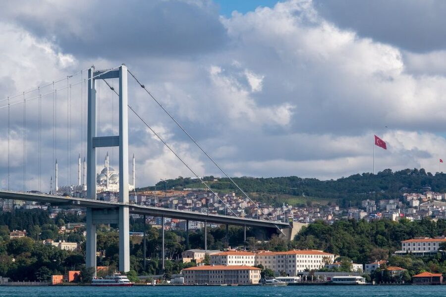 Istanbul: Sunset or Day Small-Group Yacht Cruise with Snacks - Returning through Eminönü, Galata Bridge, and the Golden Horn