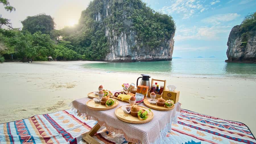 Krabi: Private Luxury Boat to Hong Islands Sunrise & Picnic - Hong Island Bay, the morning’s main reward