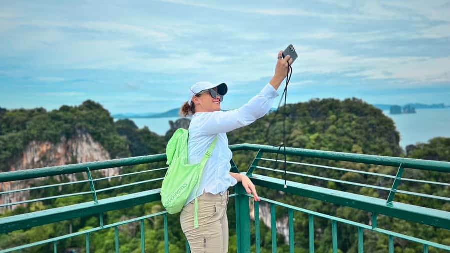 Krabi: Private Luxury Boat to Hong Islands Sunrise & Picnic - What the guide service adds