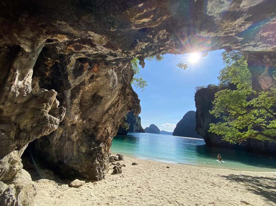 Krabi: Private Luxury Boat to Hong Islands Sunrise & Picnic - Packing for a wet and early morning