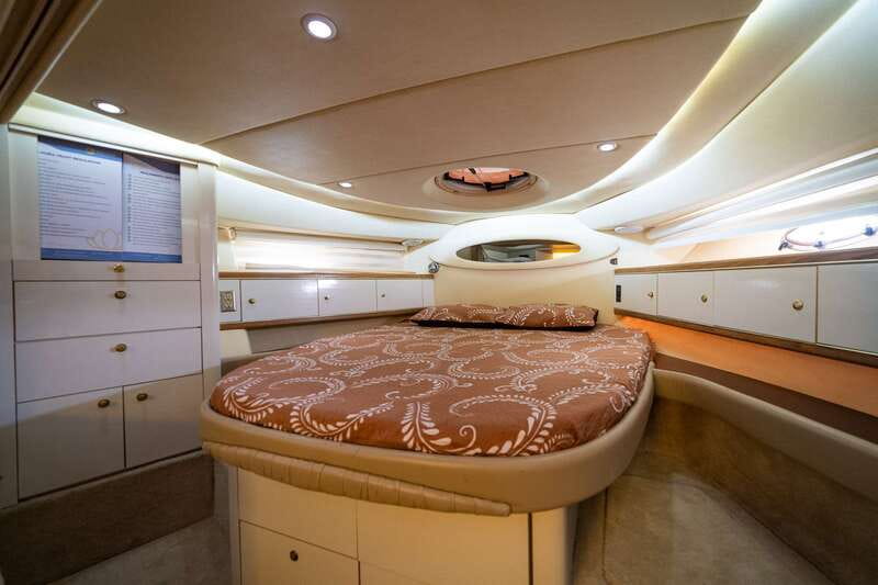 La Crucecita: Private Yacht Cruise in Huatulco with Drinks - Choosing a beach stop and arranging lunch