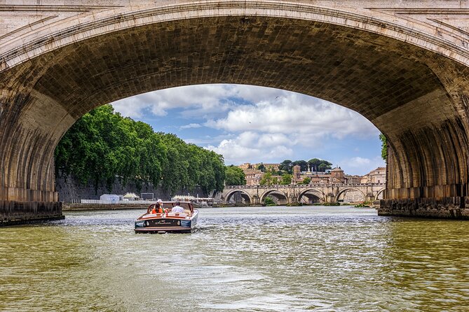 La Dolce Vita: Private Luxury Boat Ride in the Eternal City - Ponte Sisto and the route toward Trastevere