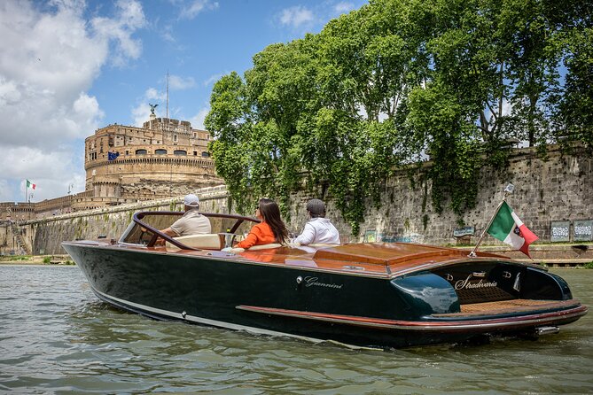 La Dolce Vita: Private Luxury Boat Ride in the Eternal City - Tiber Island, the quiet pause in the city
