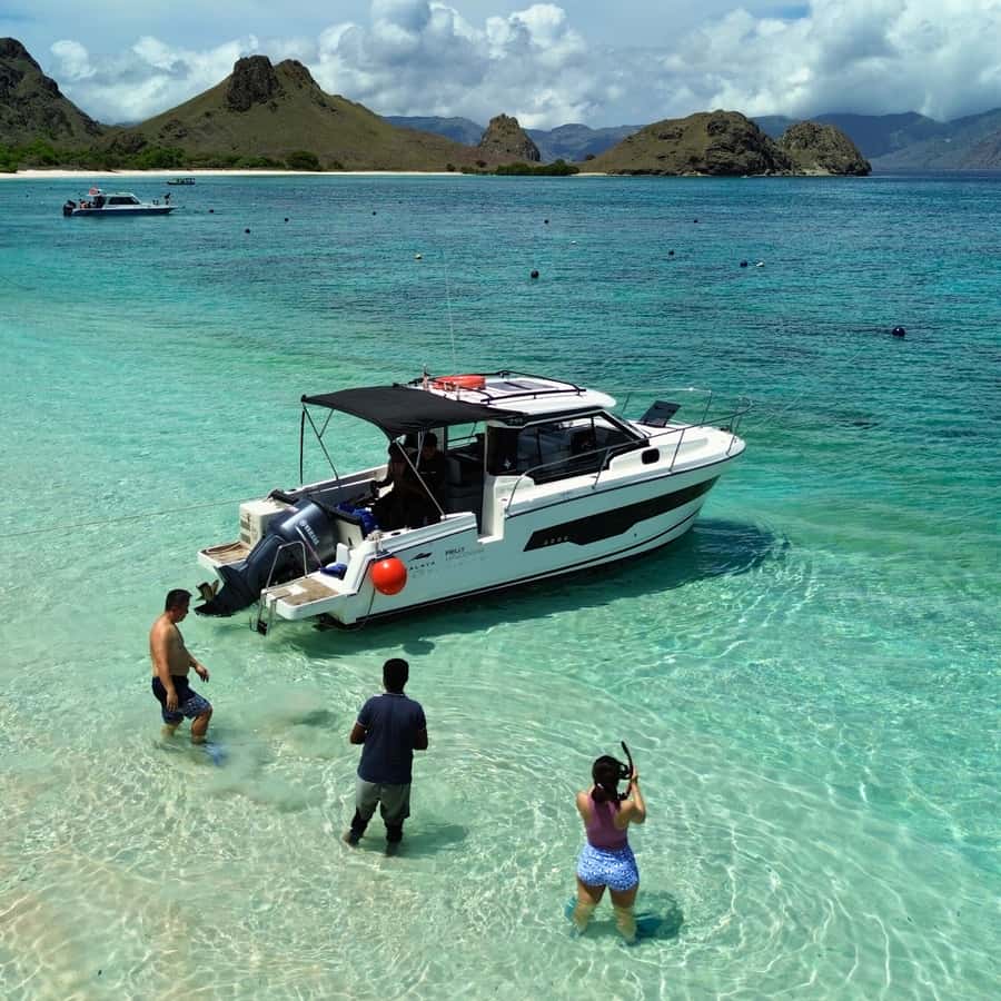 Labuan Bajo: Private Yacht Komodo Islands & Manta Snorkel - Padar Island and Its Famous Three-Bay View