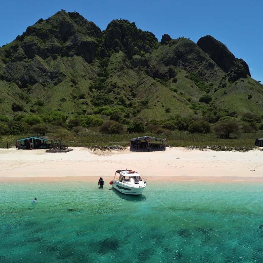 Labuan Bajo: Private Yacht Komodo Islands & Manta Snorkel - Taka Makassar, a Sandbank in Open Water