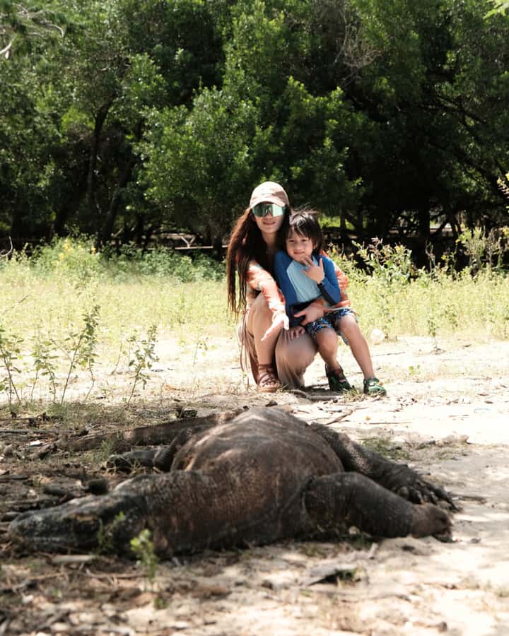 Labuan Bajo: Private Yacht Komodo Islands & Manta Snorkel - Pink Beach for Swimming and Sand