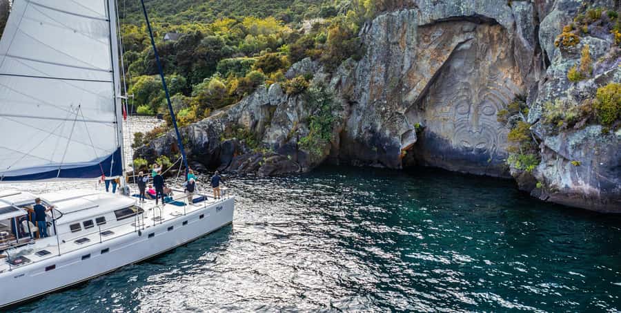 Lake Taupo: Luxury Sailing Catamaran to Māori Rock Carvings - Choosing the best departure time