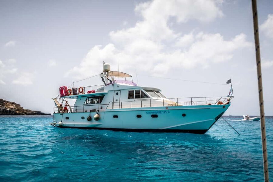 Lampedusa: Yacht excursion, swimming stops and typical lunch - Key points at a glance