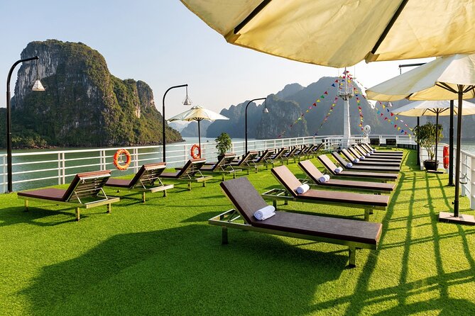 Lan Ha bay luxury cruise 2D/1N: Kayaking, jumping & Swimming at pristine places - A fishing farm and the everyday side of the bay