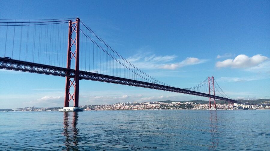 Lisbon: 2-Hour Sailing Yacht Cruise & Guided Tour w/2 drinks - Practical details that affect your choice