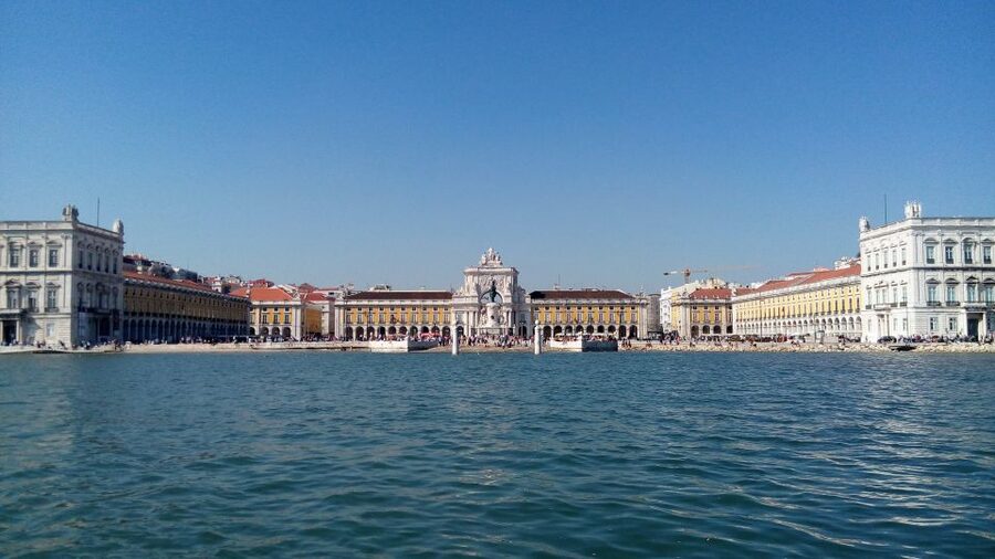 Lisbon: 2-Hour Sailing Yacht Cruise & Guided Tour w/2 drinks - Leaving from Belém and meeting the maritime monuments