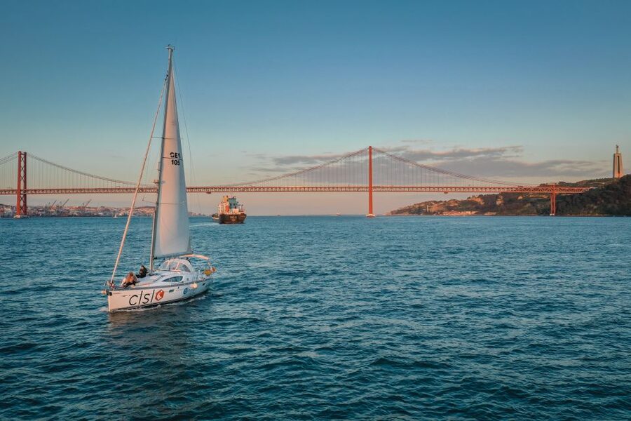 Lisbon: Private Tagus River Yacht Tour - Sunset, drinks, and Portuguese snacks