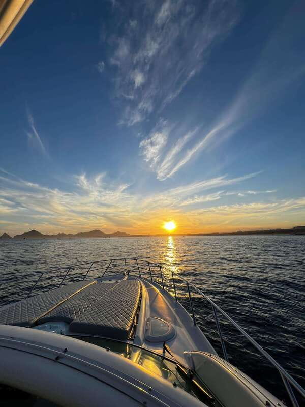 LOS CABOS: PRIVATE BAY AND ARCH TOUR. LUXURY YACHT - Timing, whale season, and the value of the route