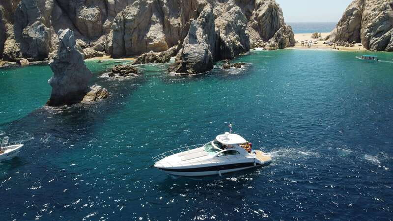 LOS CABOS: PRIVATE BAY AND ARCH TOUR. LUXURY YACHT - Who will enjoy this yacht tour most