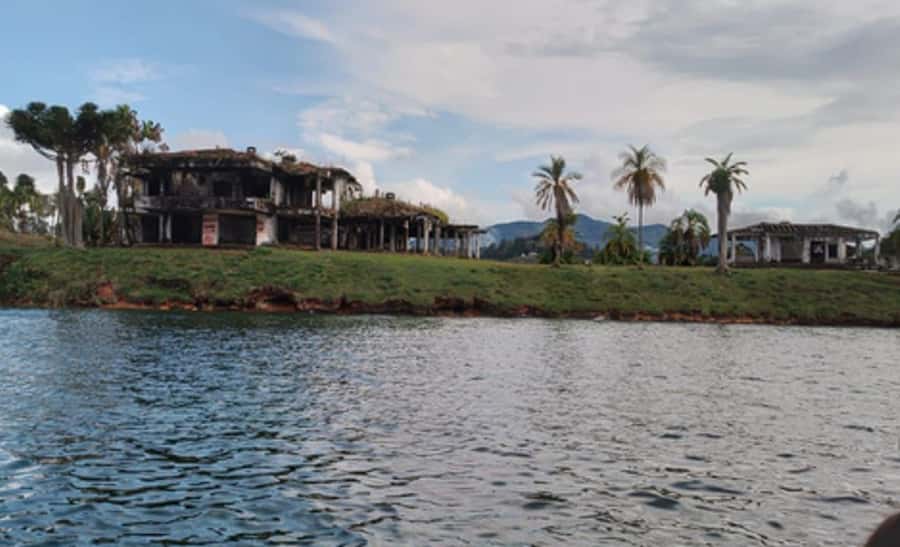 Luxury boat ride - Guatapé - Starting in colorful Guatapé