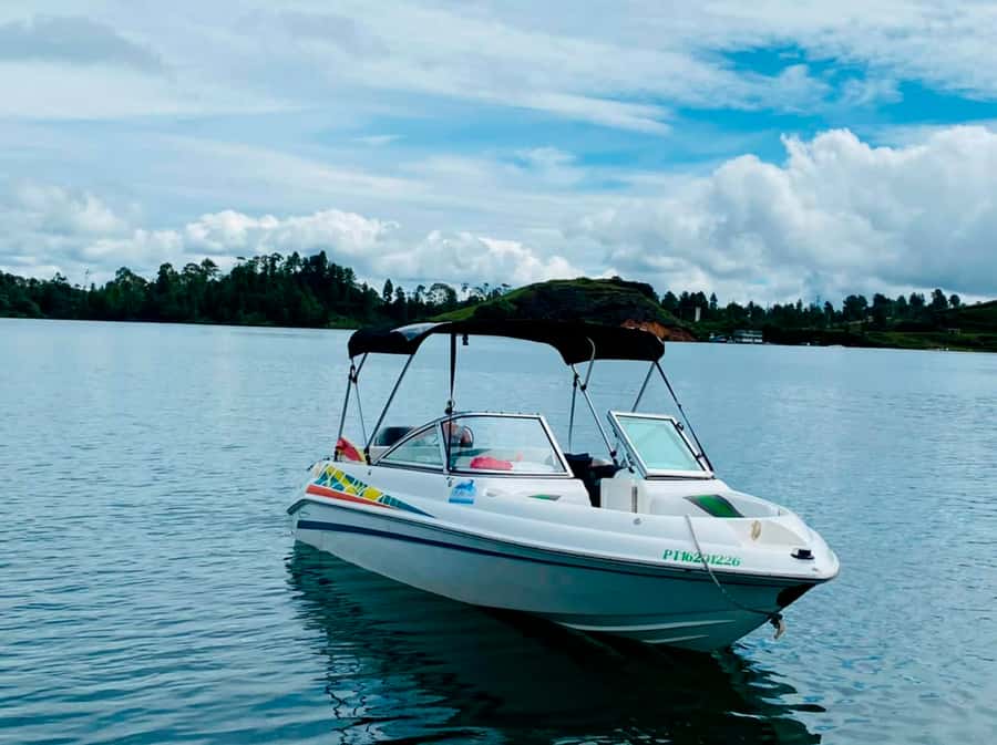 Luxury boat ride - Guatapé - A private ride for up to six people